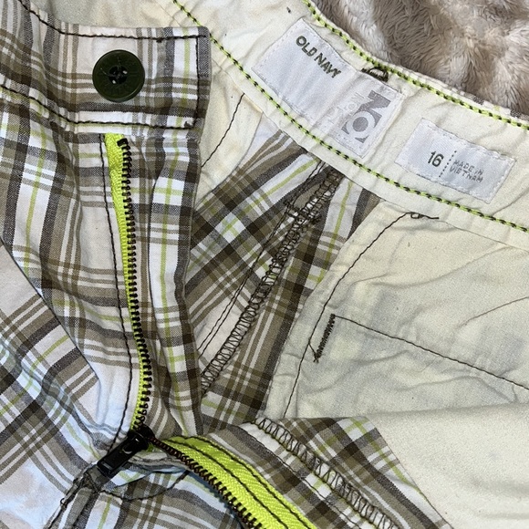 Boy’s Plaid Old Navy Bermuda Shorts - Picture 4 of 5